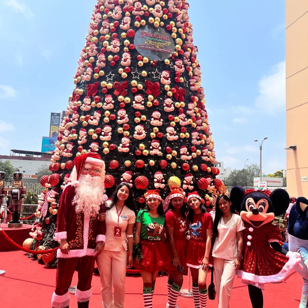 Decenas de niños del Instituto Nacional de Salud del Niño de San Borja pasaron un emotivo momento navideño junto a jóvenes voluntarios de nutrición.