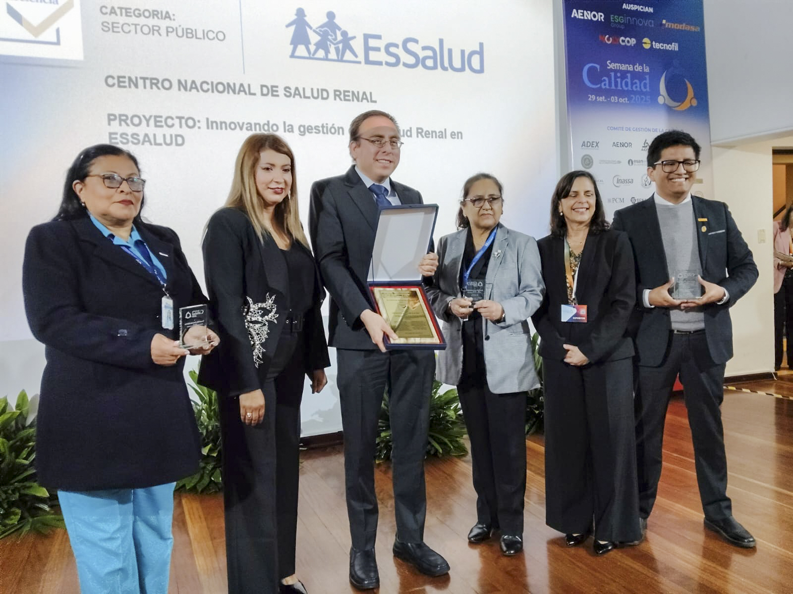 EsSalud obtiene reconocimiento de la Sociedad Nacional de Industrias por iniciativa digital a favor de pacientes con tratamiento renal