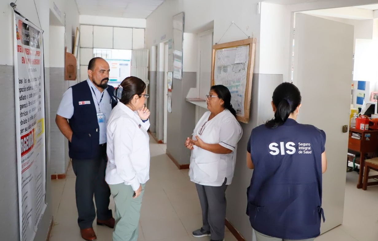 SIS en Tumbes visita centros de salud para verificar atención gratuita de asegurados y abastecimiento de medicamentos e insumos contra el dengue