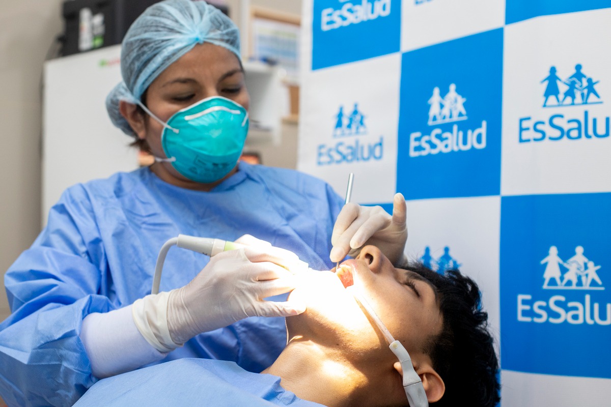 EsSalud advierte que dolor y sangrado de encías son principales señales de problemas de salud bucal en adolescentes y jóvenes