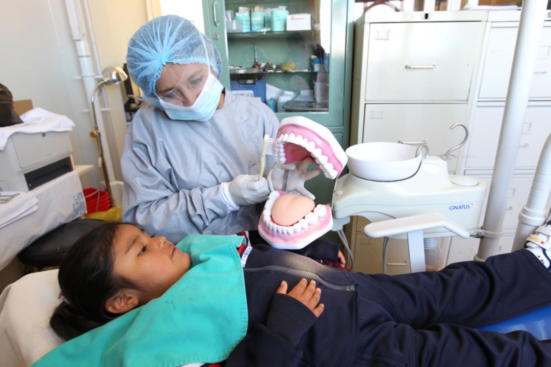 Golosinas y falta de higiene bucal incrementan caries en niños en edad escolar