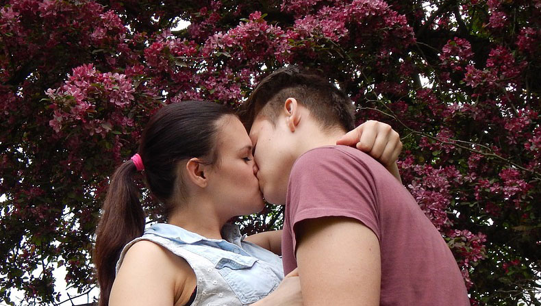 ¿Qué infecciones de transmisión sexual pueden contraerse por los besos?