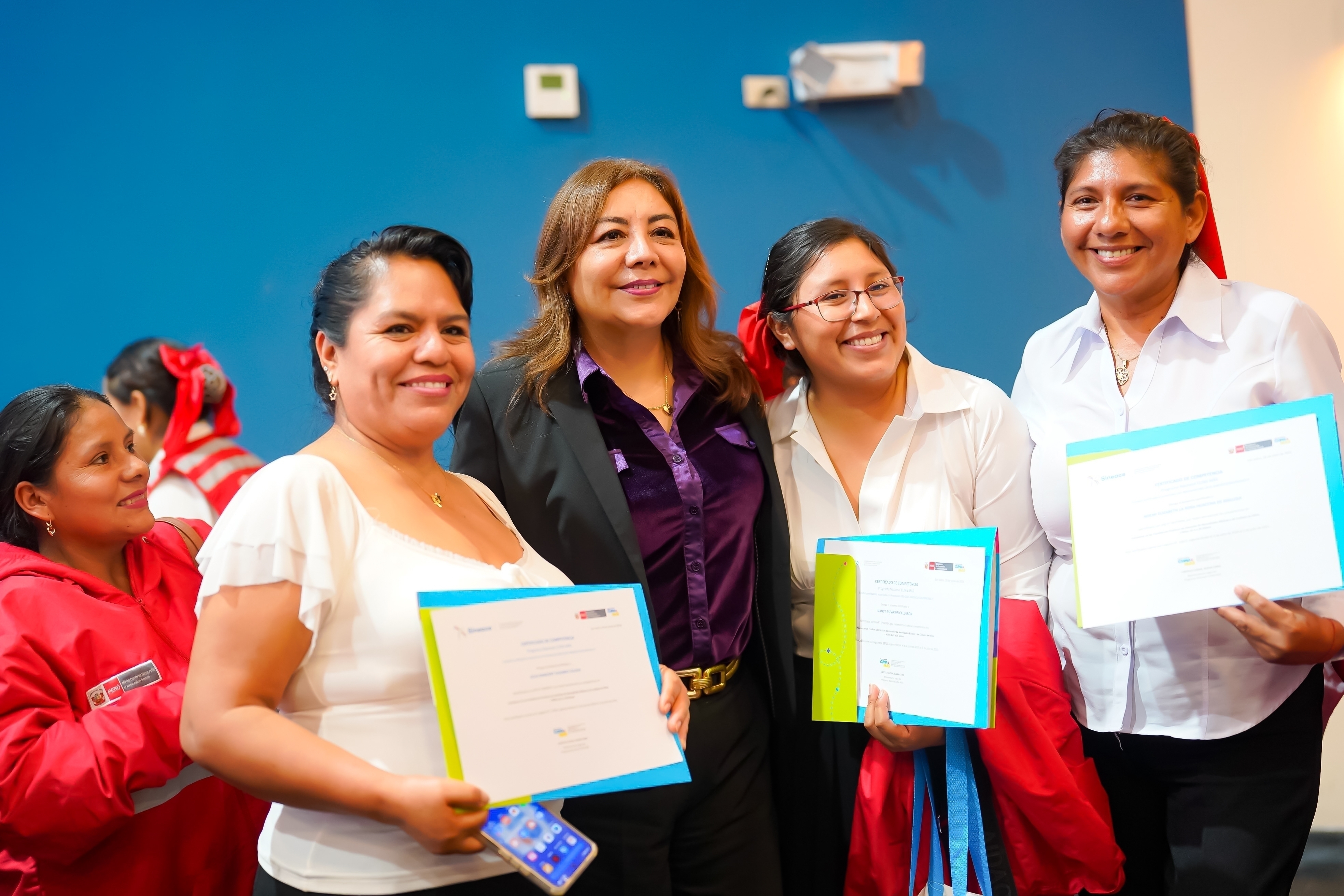 Cuna Más distingue a voluntarias que certificaron su labor acompañando a familias vulnerables en la crianza de sus niños