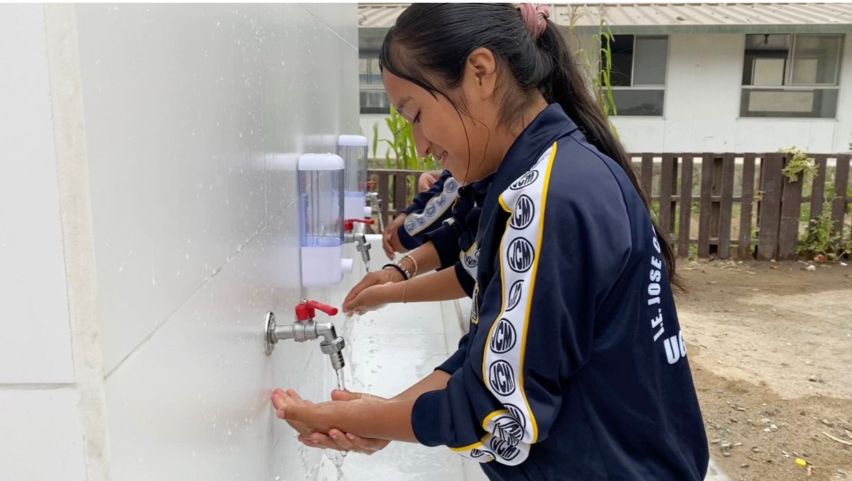 Instalan módulos de lavamanos en colegio de San Juan de Lurigancho para mejorar condiciones de estudiantes