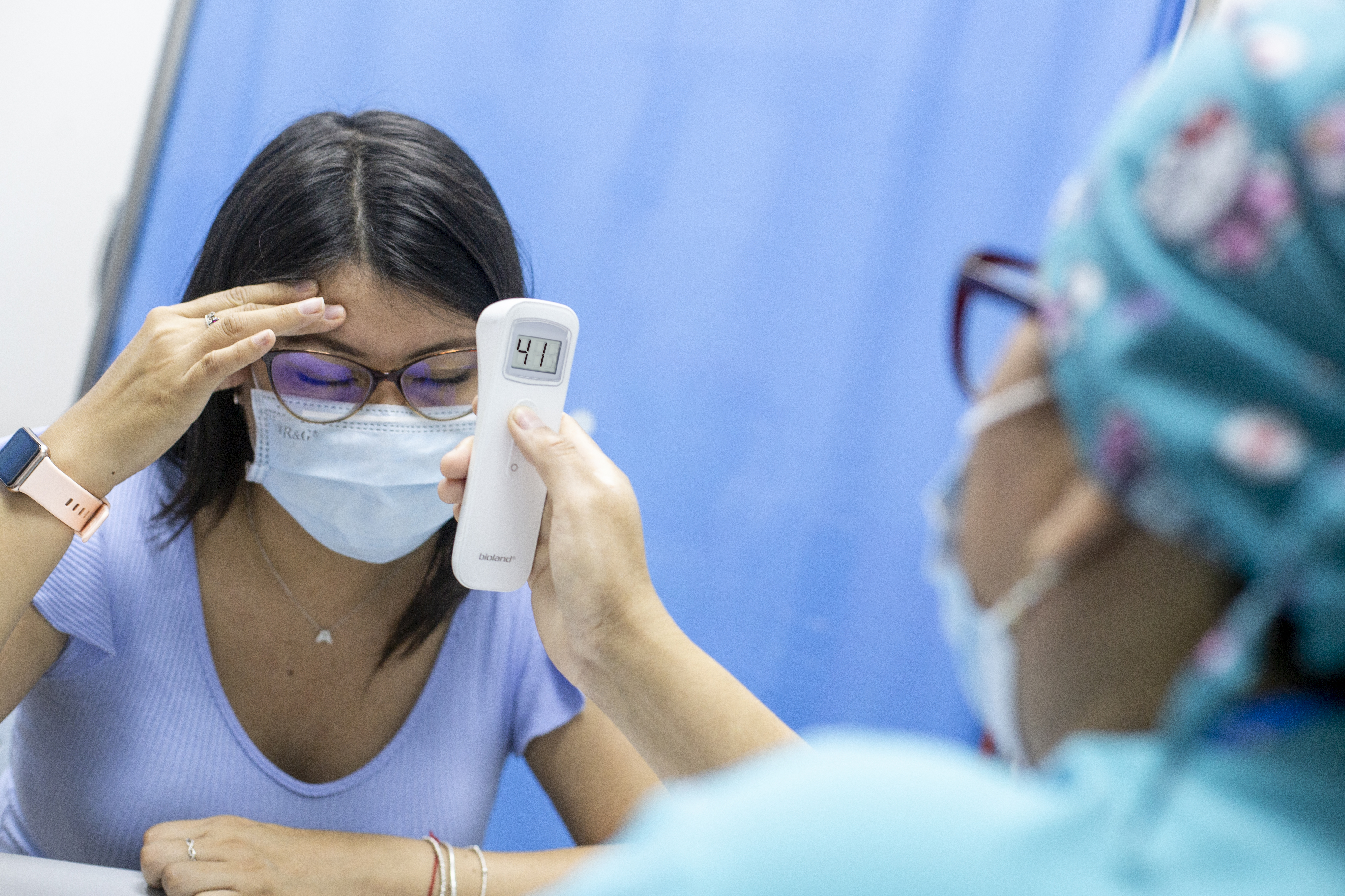 Dolor abdominal, vómitos persistentes, y orina oscura son síntomas de dengue, advierte EsSalud
