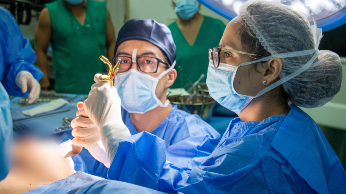 INEN realiza innovadora cirugía preventiva de mama en paciente de alto riesgo
