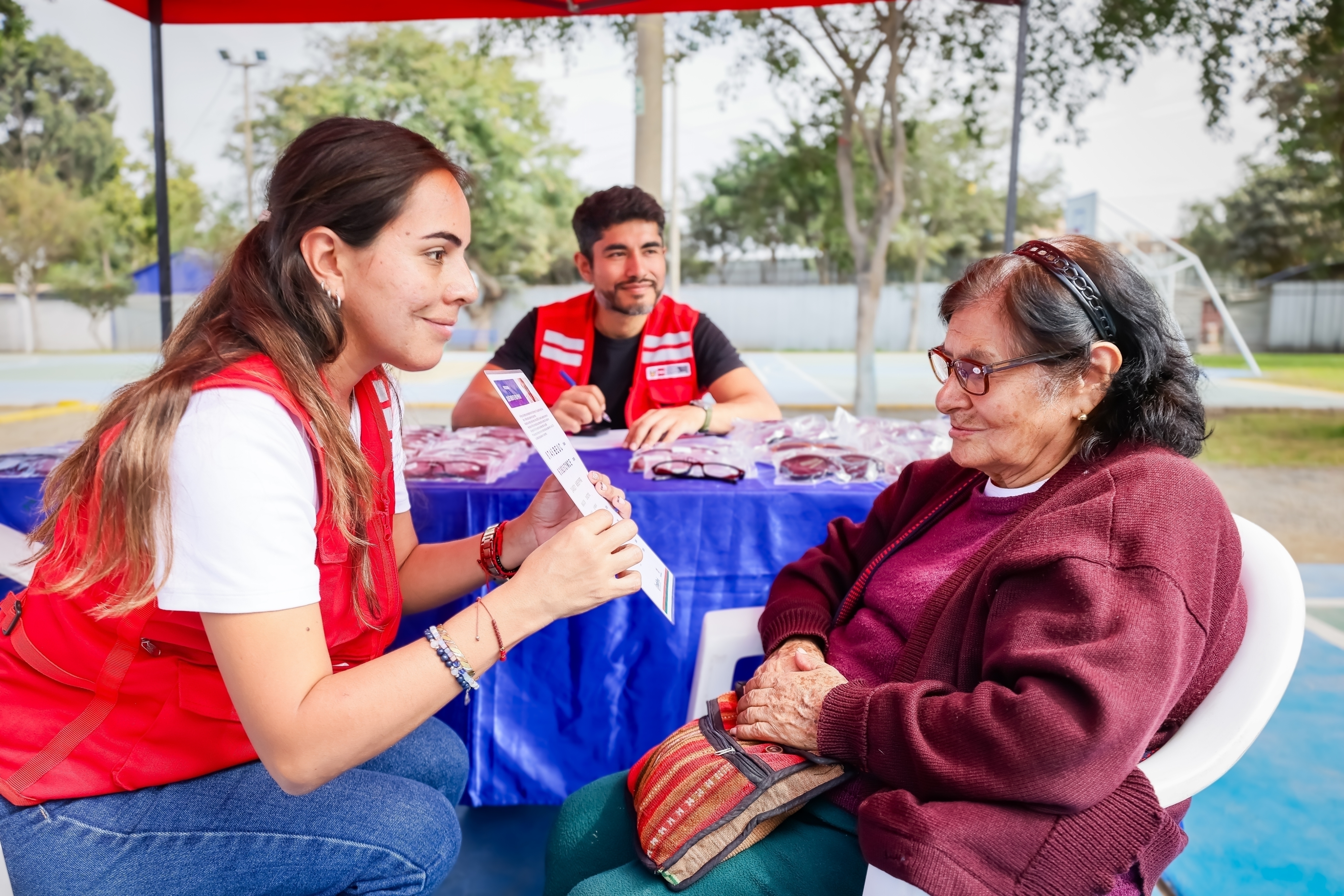 Midis beneficia a 9 mil personas con la entrega de cerca de 20 mil lentes a julio de 2026