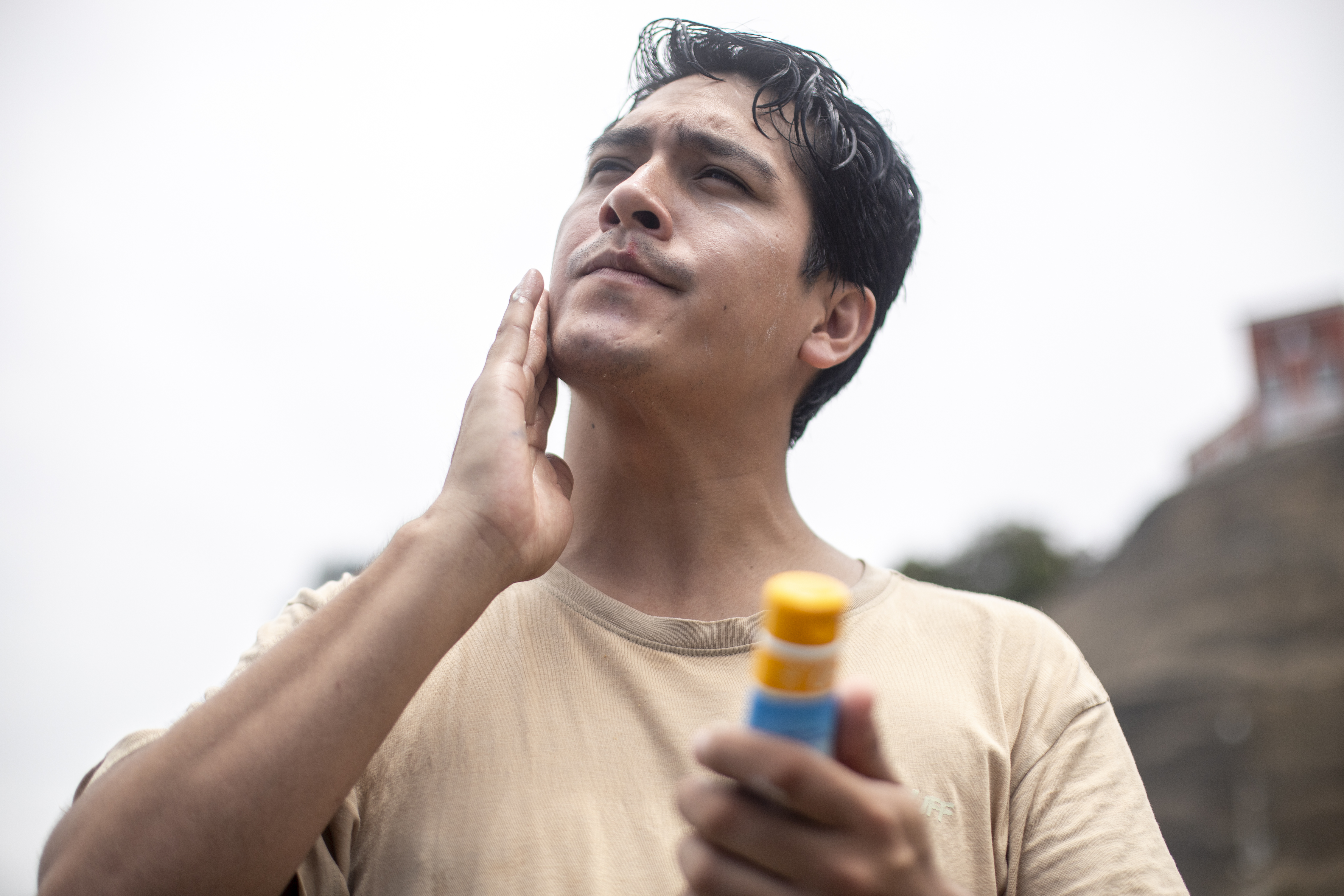 Cuidado con el sol: EsSalud recomienda bloqueador, ropa de manga larga y delgada, sombreros de ala ancha y sombrilla