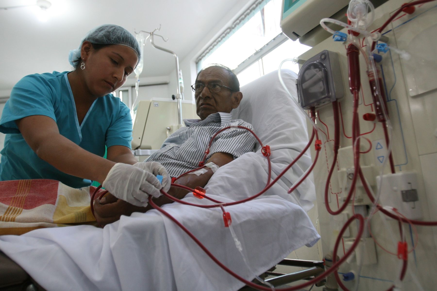 Pacientes de diálisis advierten que toque de queda perjudica tratamiento de 18 mil enfermos