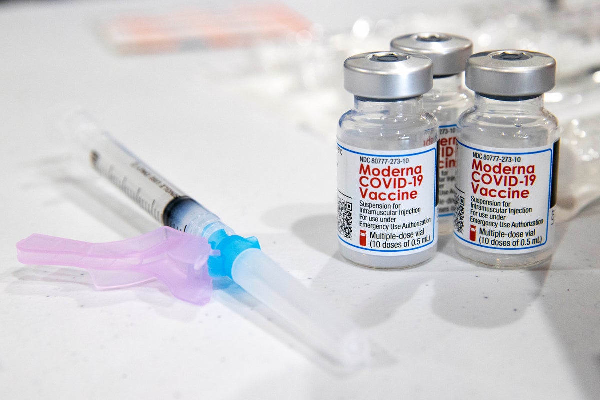 COVID-19: Todo lo que debes saber de la nueva vacuna de Moderna que se estará aplicando este fin de semana