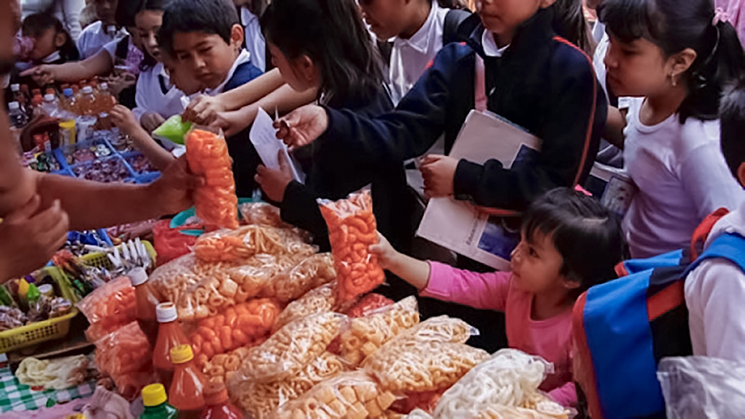 Más del 90 % de los quioscos escolares del Cercado de Lima ofrece alimentos no saludables