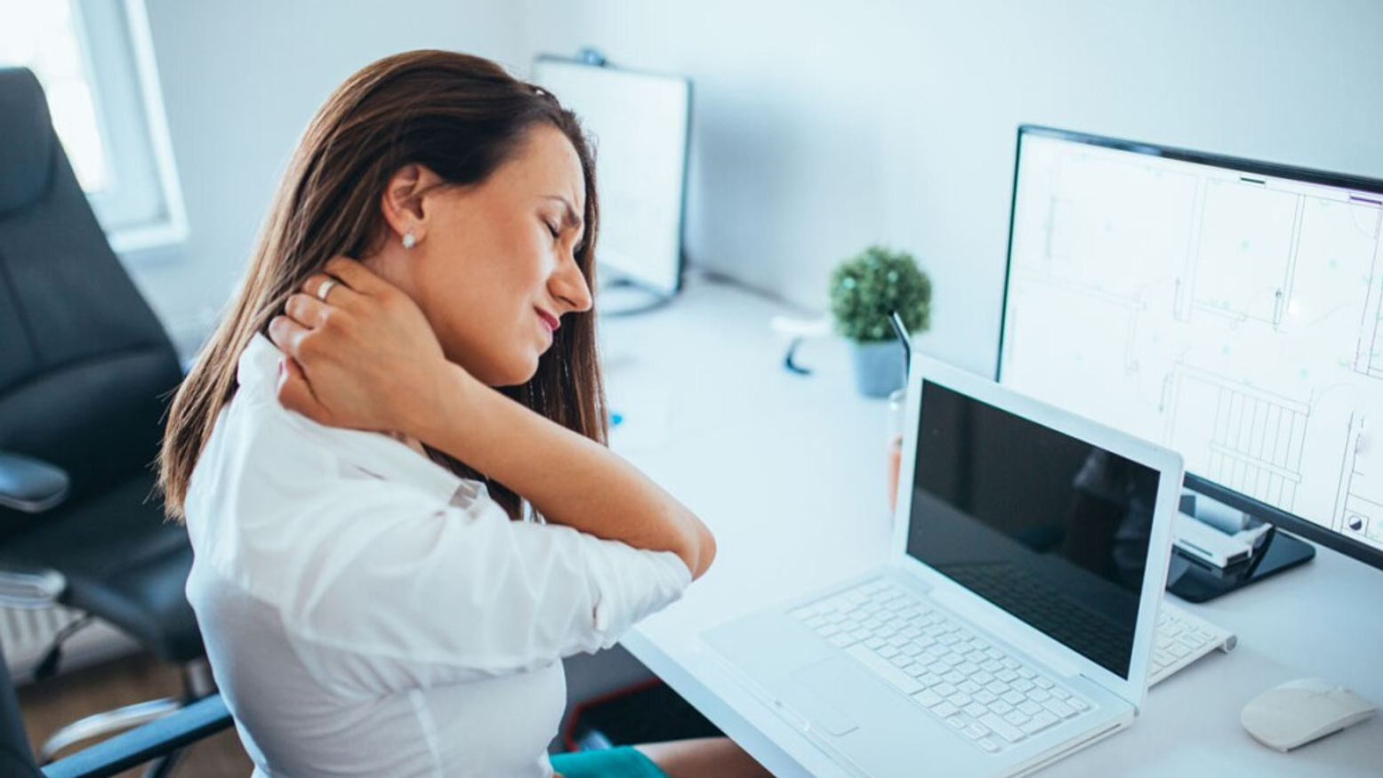 JOROBA TECNOLÓGICA: MALAS POSTURAS EN USO DE DISPOSITIVOS INCREMENTAN CASOS EN JÓVENES.