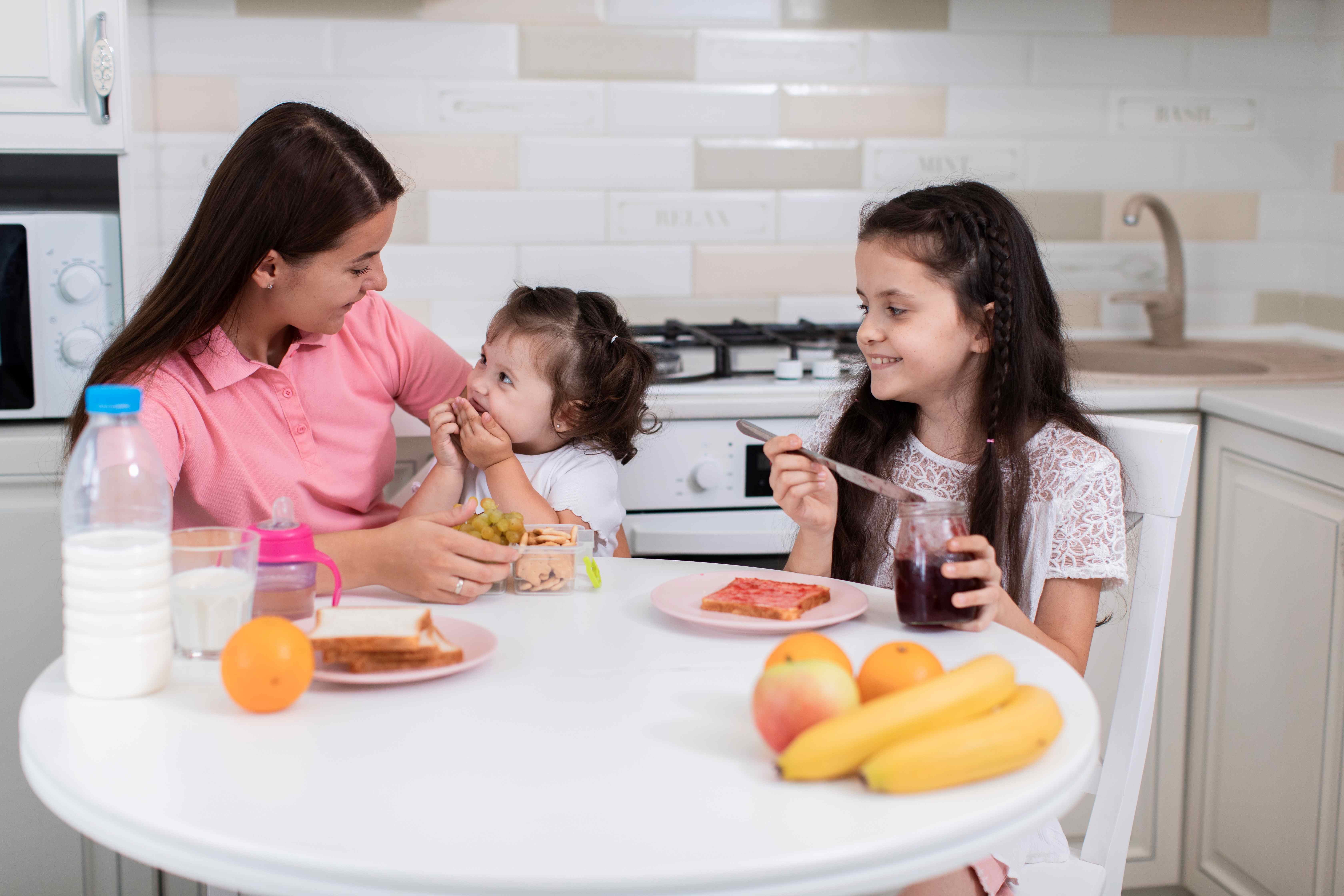 8 alimentos que ayudarán a tus hijos y a ti a fortalecer sus defensas