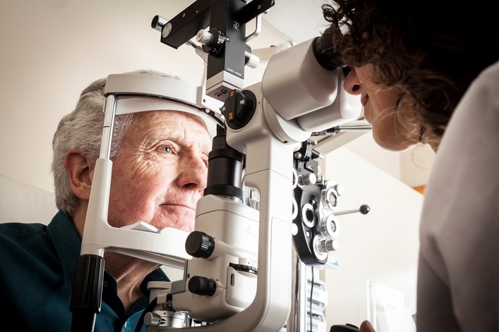 Salud visual al alcance de todos: Clínica OftalmoMedic realiza campaña gratuita de detección de cataratas.