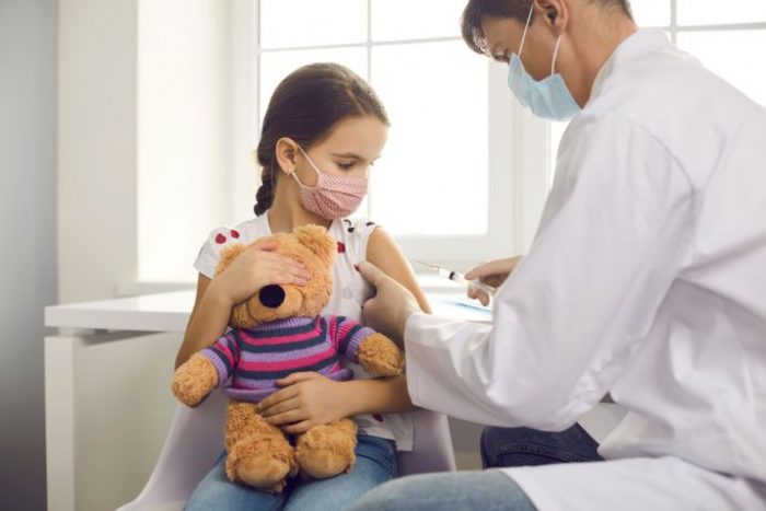 Cinco recomendaciones para cuidar a tu bebé o hijos menores después de la vacunación