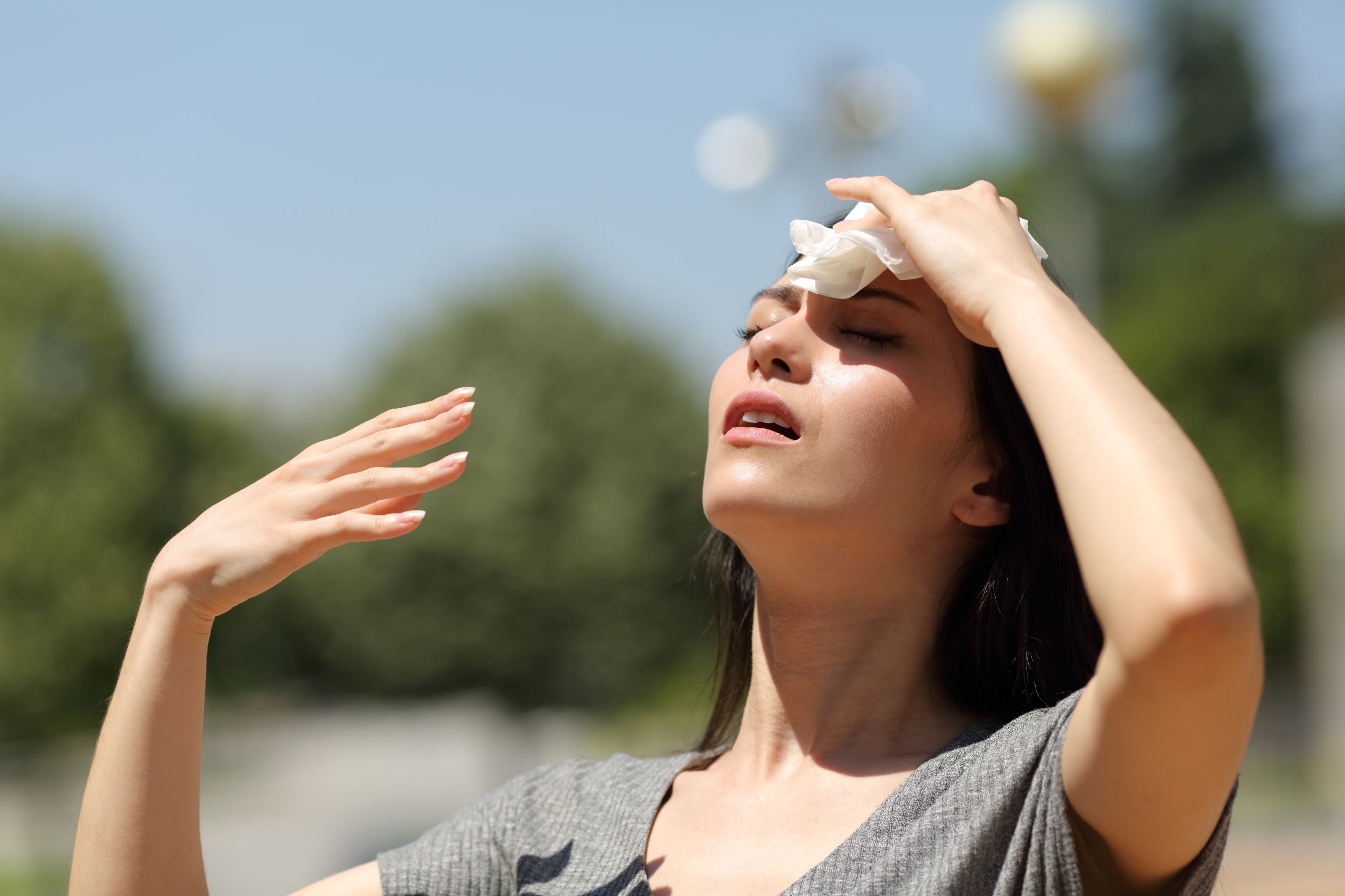 ¿CÓMO PREVENIR Y QUÉ HACER EN CASO DE SUFRIR UN GOLPE DE CALOR?