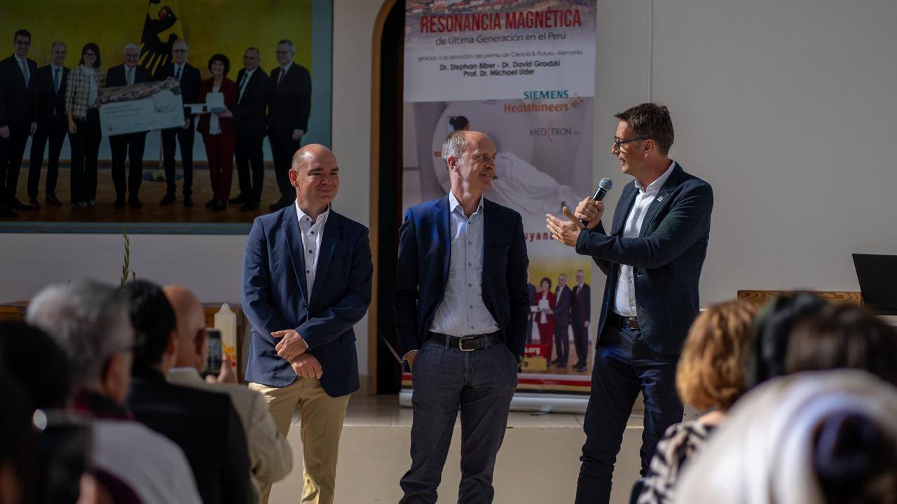 Siemens Healthineers dona el primer sistema de resonancia magnética a hospital en Apurímac
