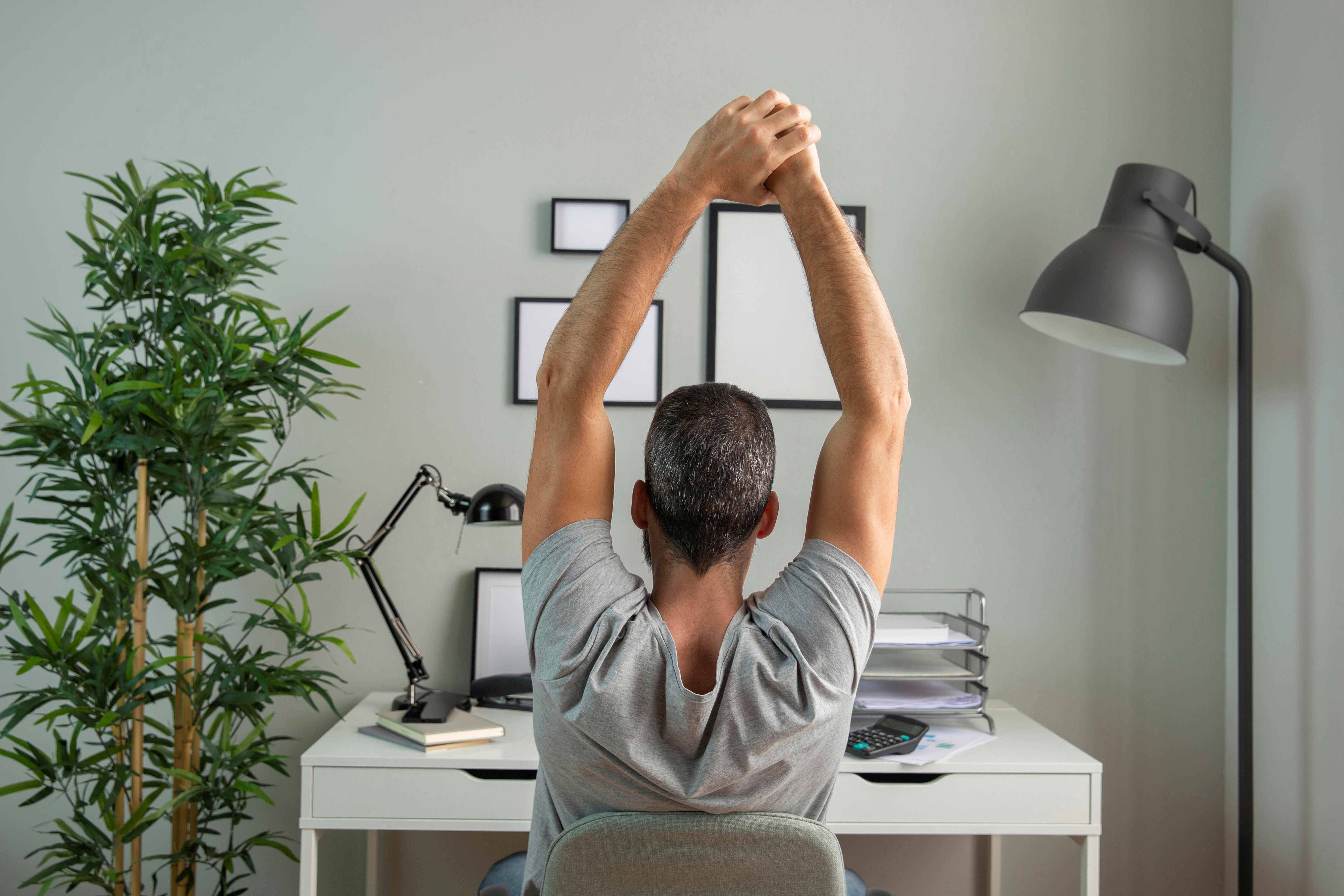 ¿Trabajas sentado todo el día? Descubre cómo mantenerte activo y saludable en la oficina
