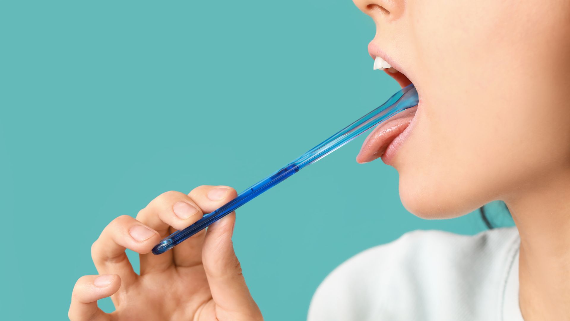 Limpieza lingual: el hábito que ayuda a prevenir el mal aliento y mejora la salud bucal