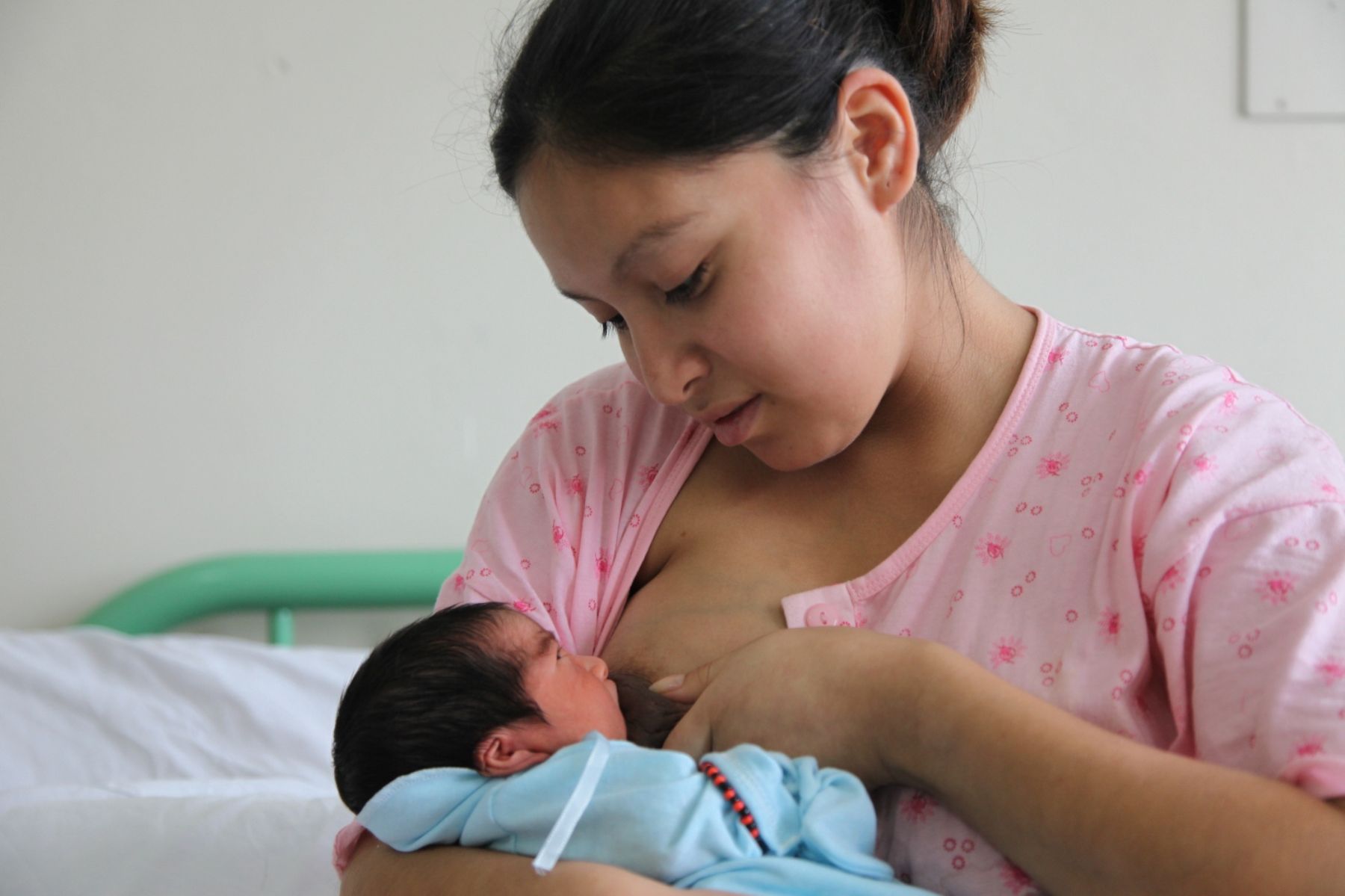 Madres deben priorizar la leche materna antes que productos artificiales