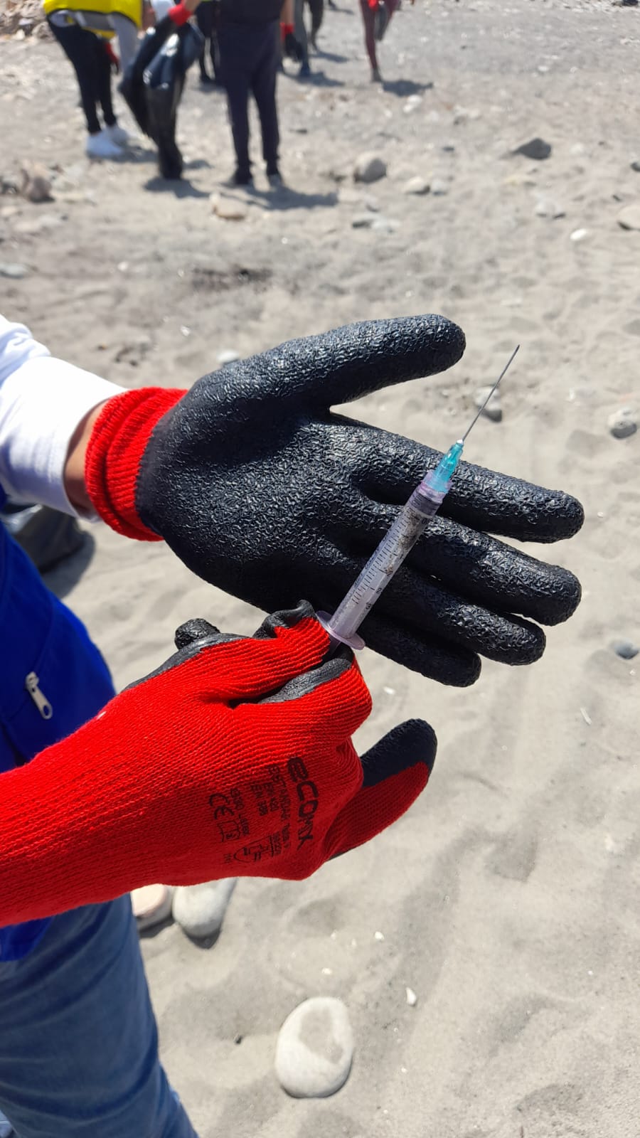 Botellas con amoniaco y residuos hospitalarios invaden playas de Lima y Callao.