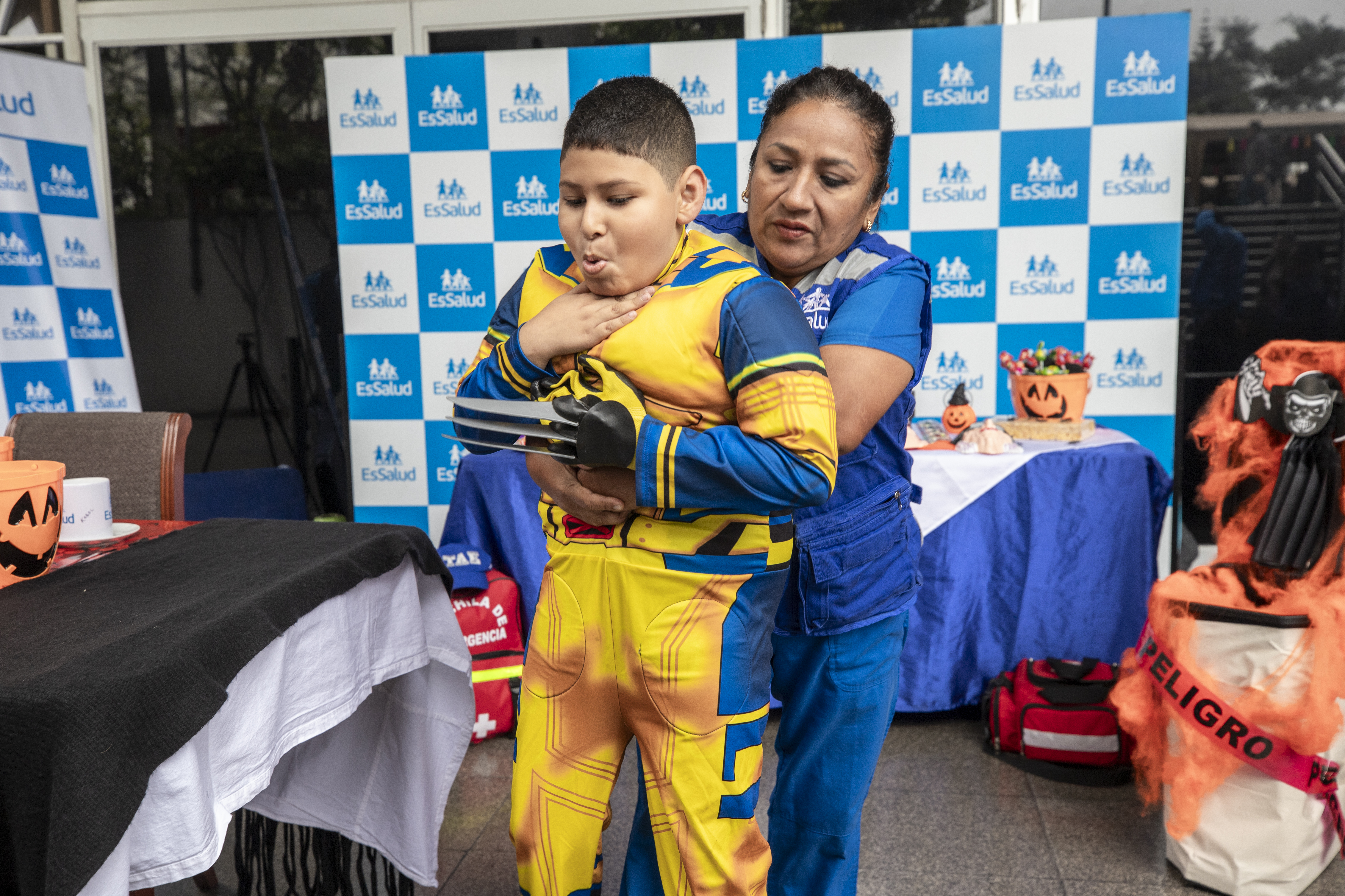 ¡Cuidado en Halloween! EsSalud te enseña qué hacer ante atragantamientos, caídas e intoxicación infantil. 