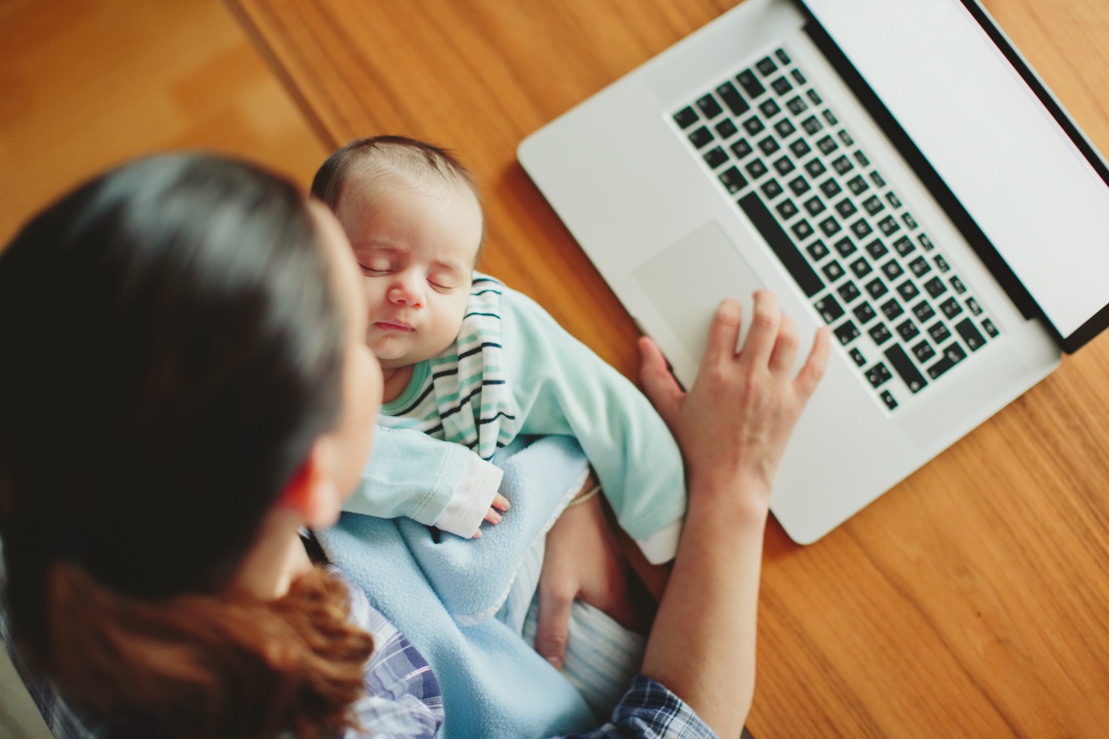 Maternidad sin renuncias: ¿Cómo crear entornos laborales que apoyen a las madres?