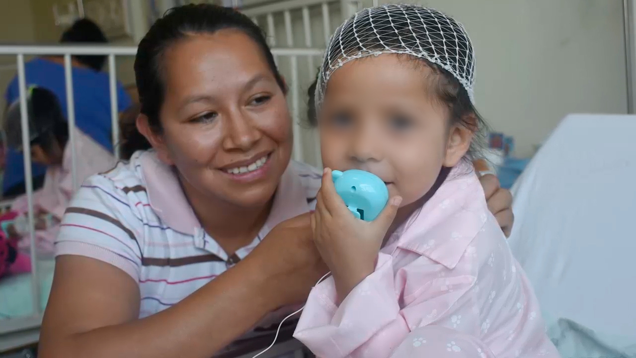 20 niños con sordera afiliados al SIS ahora pueden oír gracias al “milagro” del implante coclear