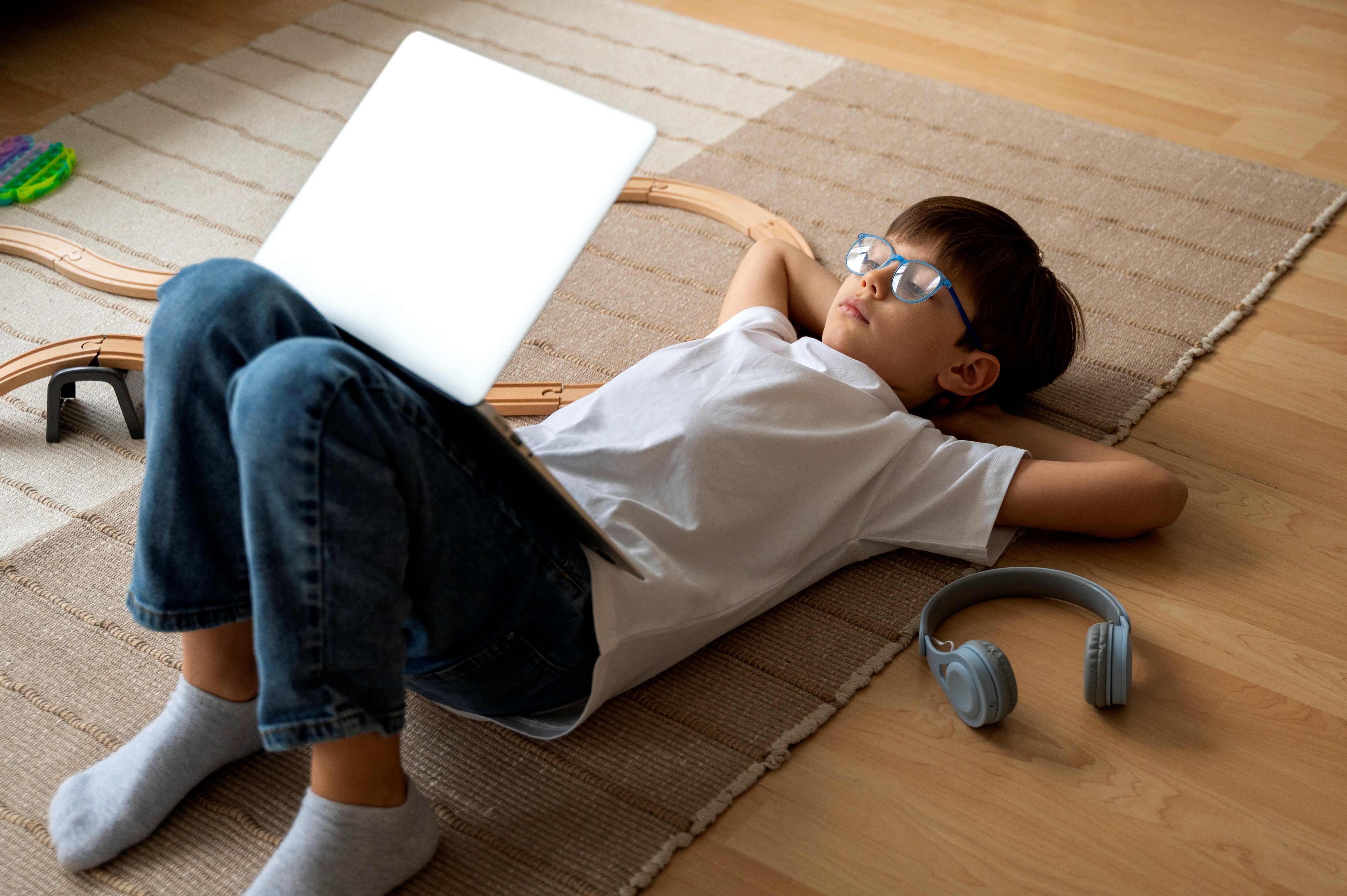 ¿Mochila, escritorio y silla adecuados? Consejos para la sana postura de los niños en el colegio