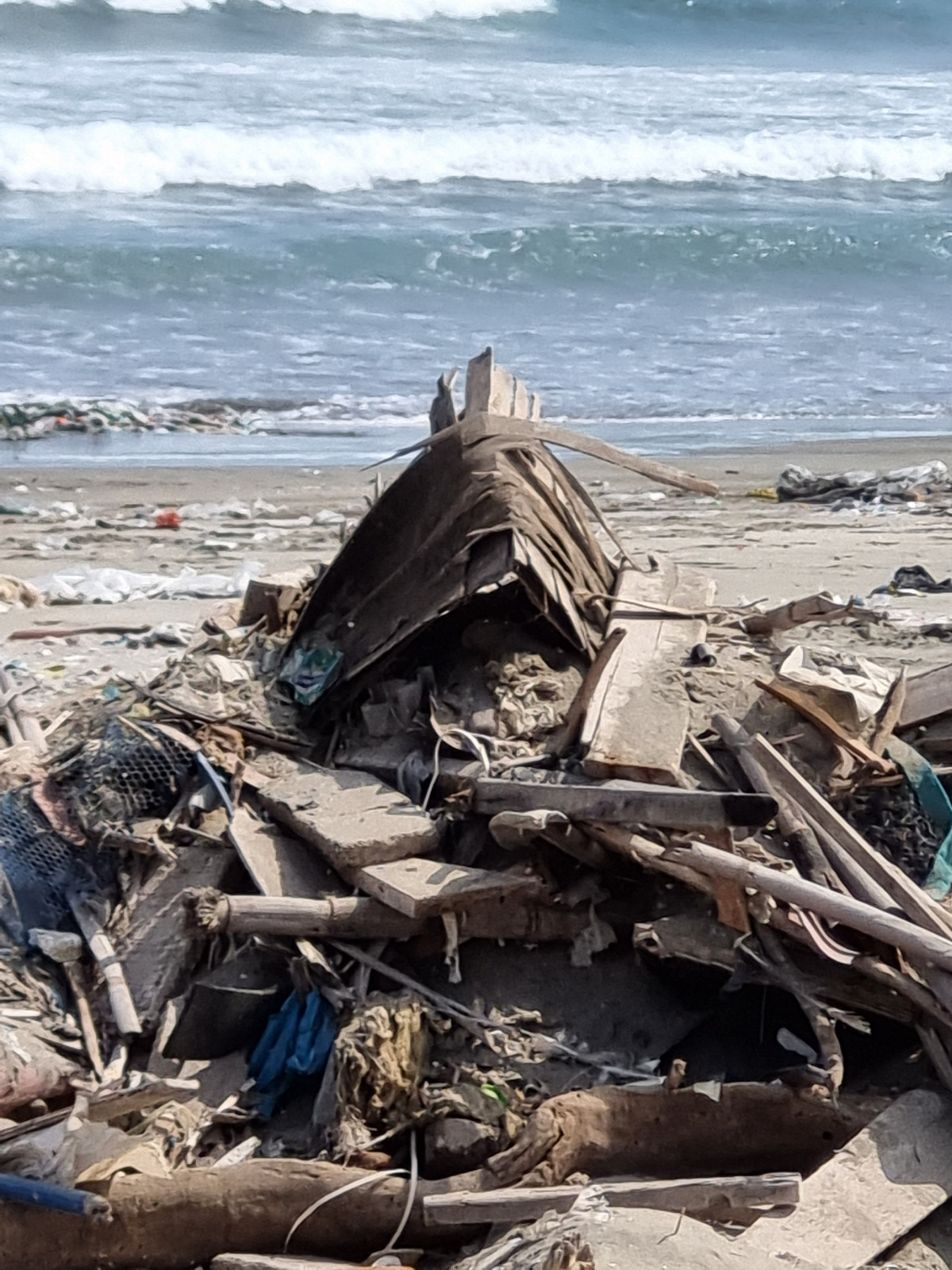 Huaicos en el Perú causan gran contaminación por basura marina en el mar peruano.