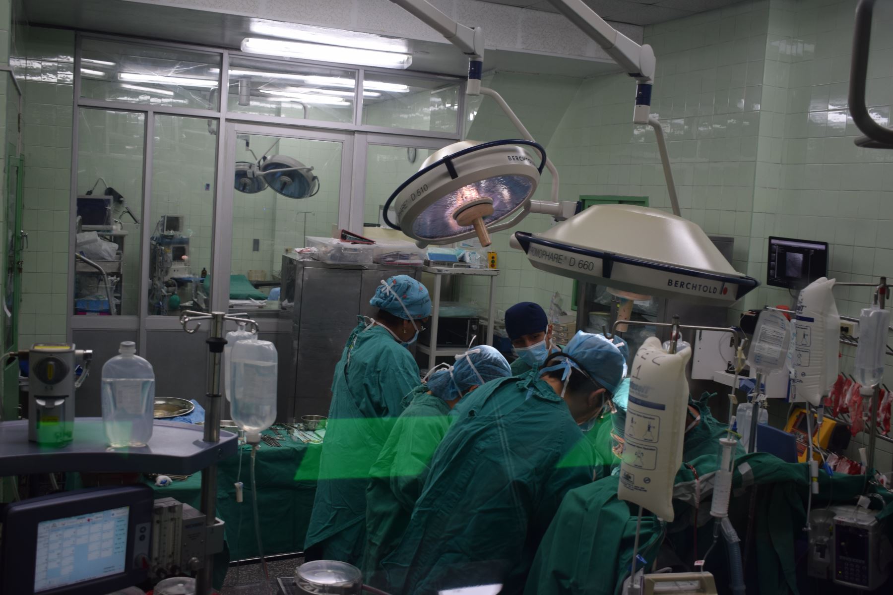 Hospital de EsSalud opera lesiones del cerebro con equipos de última tecnología