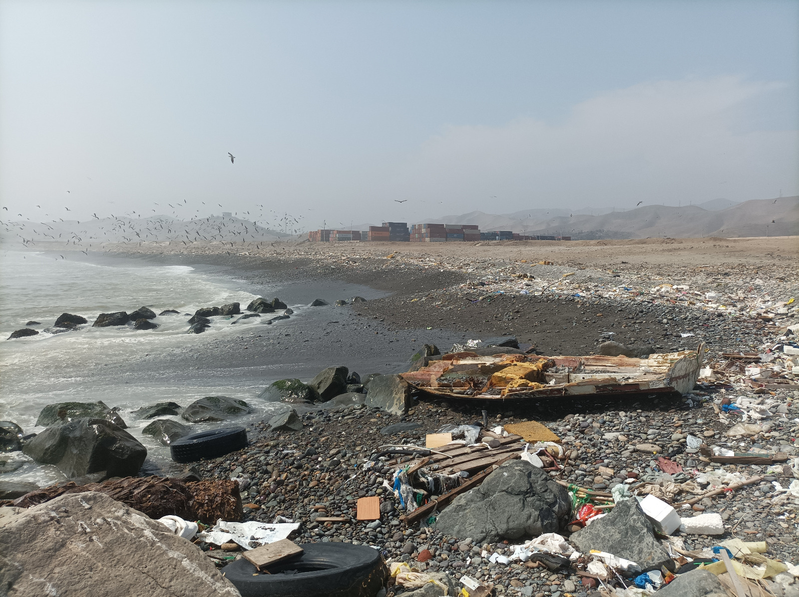 Oleajes anómalos muestran la suciedad del mar peruano.