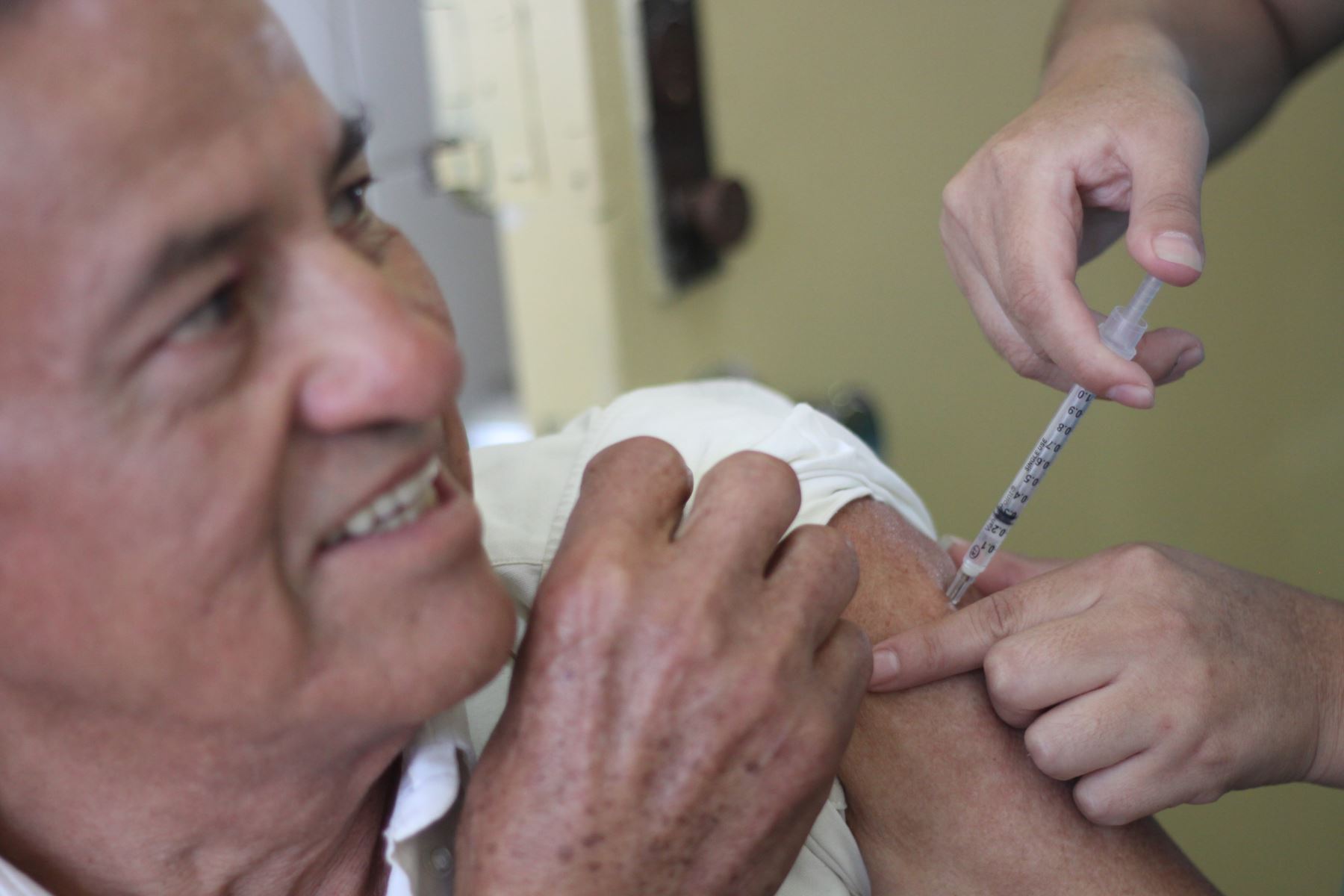 Elmer Huerta: saber qué efectos positivos y secundarios tienen vacunas evitará rechazos
