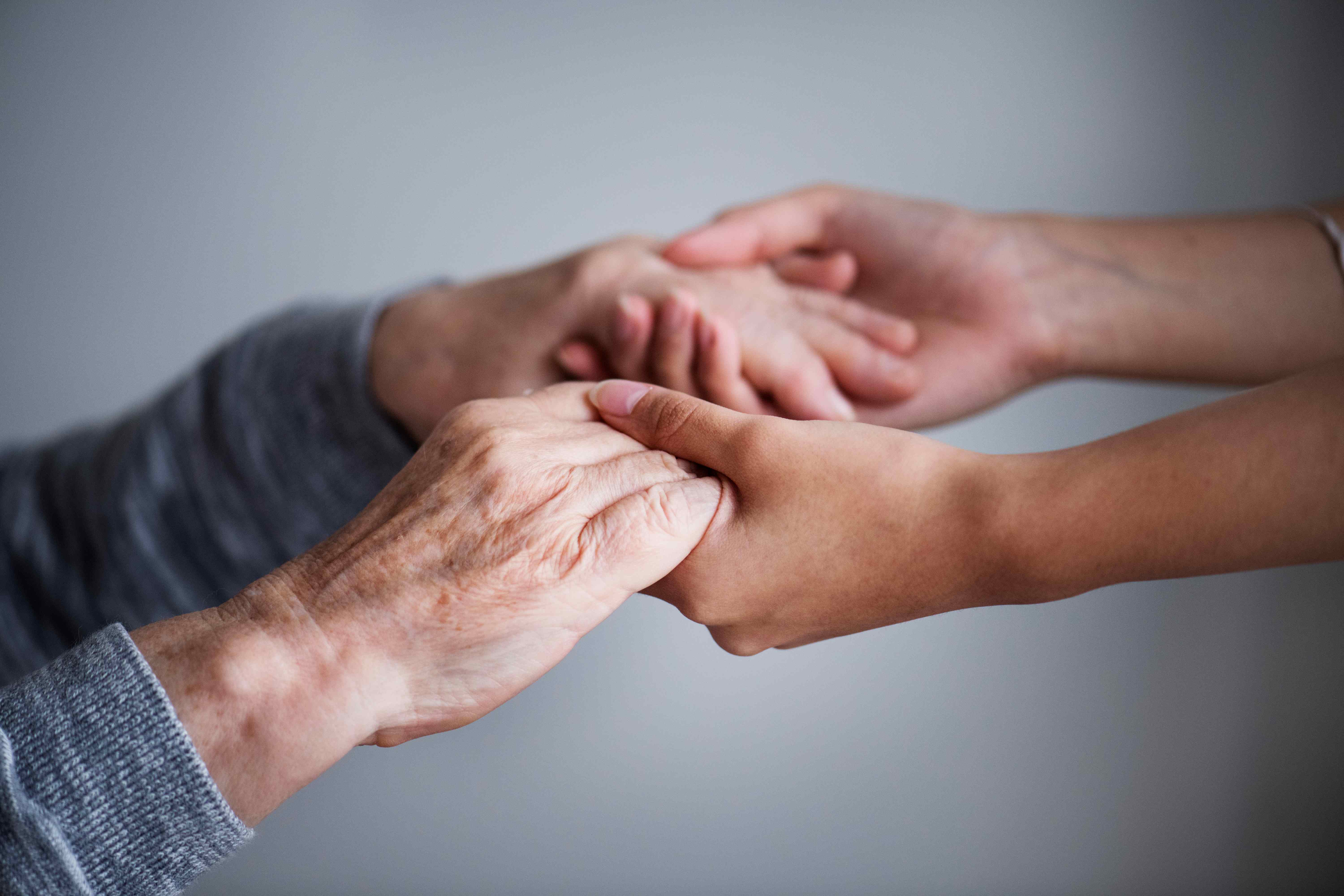 Día Mundial del Parkinson: ¿qué cuidados debe tener un paciente en casa?