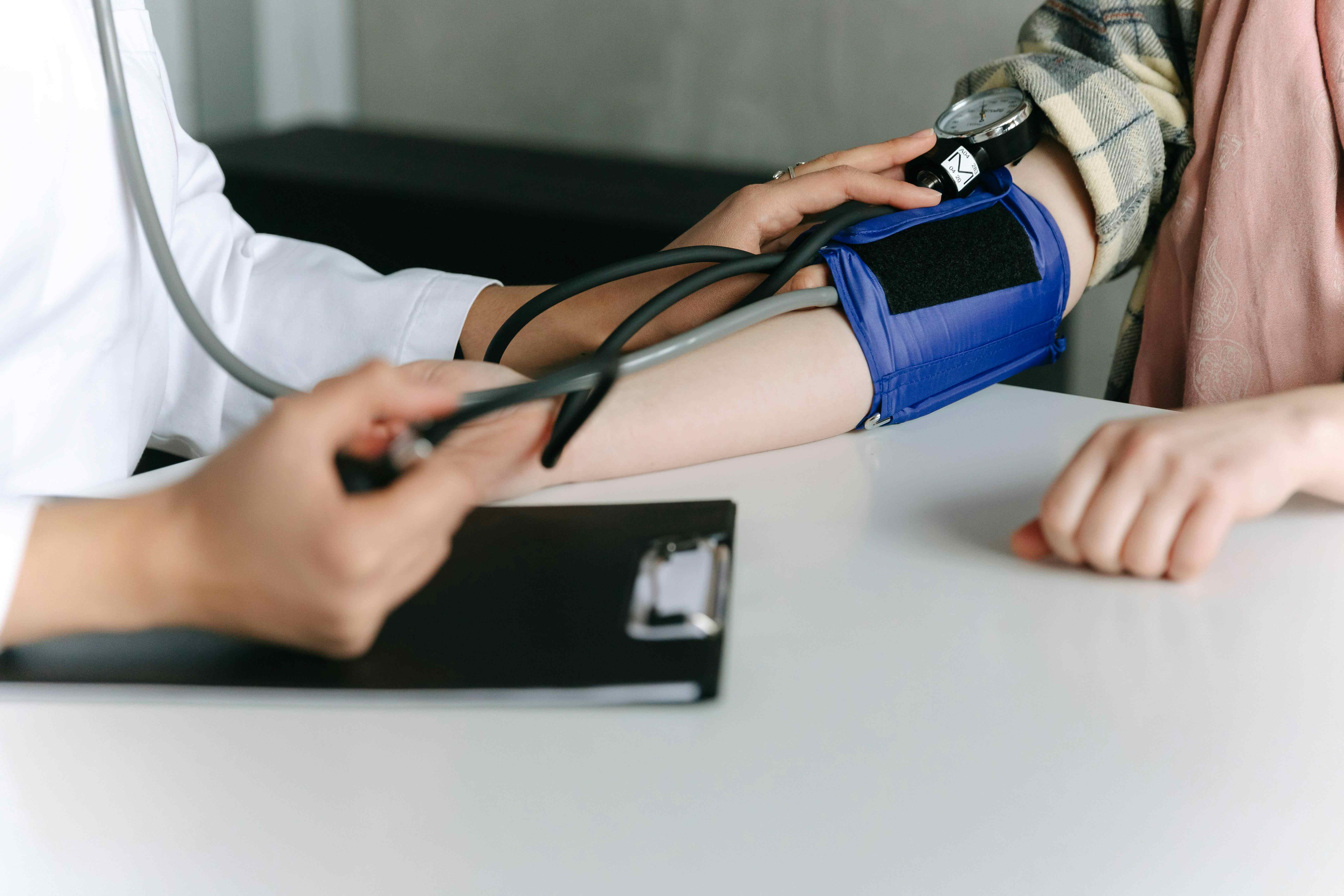 CINCO HÁBITOS PARA PREVENIR LA HIPERTENSIÓN DESDE LA JUVENTUD