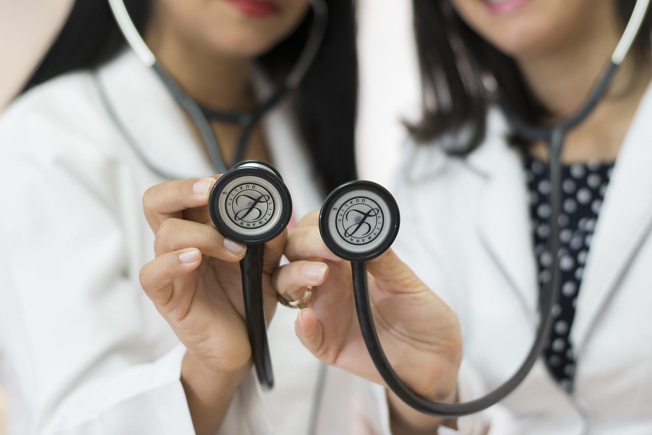 Perú tiene menos de la mitad de médicos que recomienda la OMS
