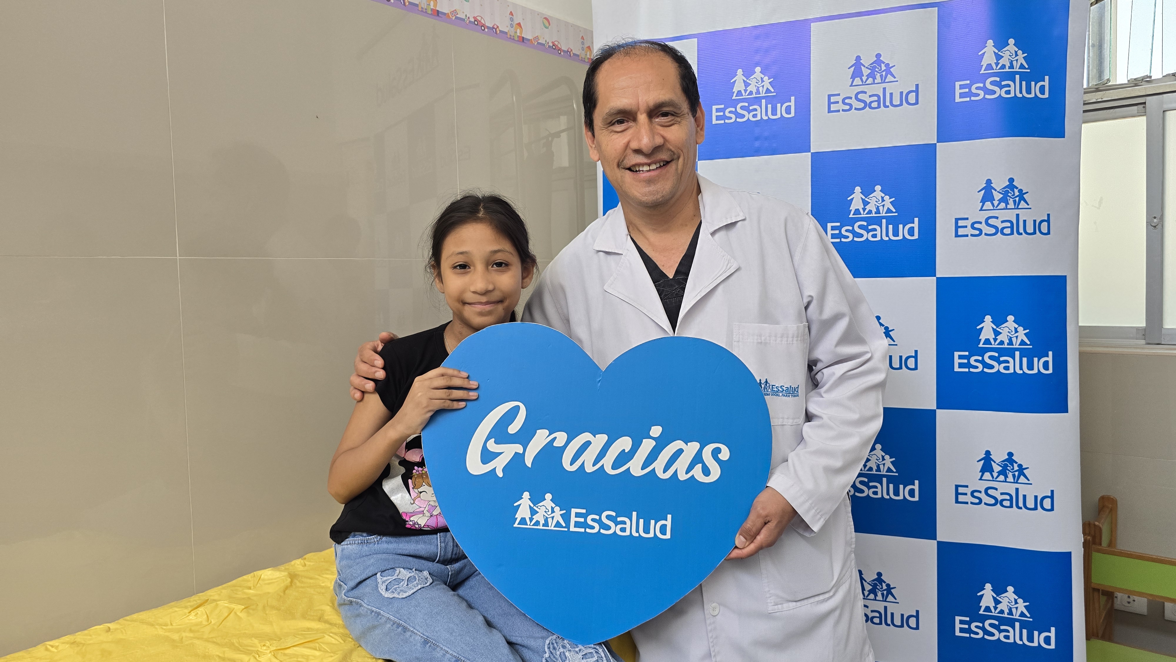 Médicos de EsSalud salvan a niña tras extirparle quiste gigante en compleja cirugía de ocho horas