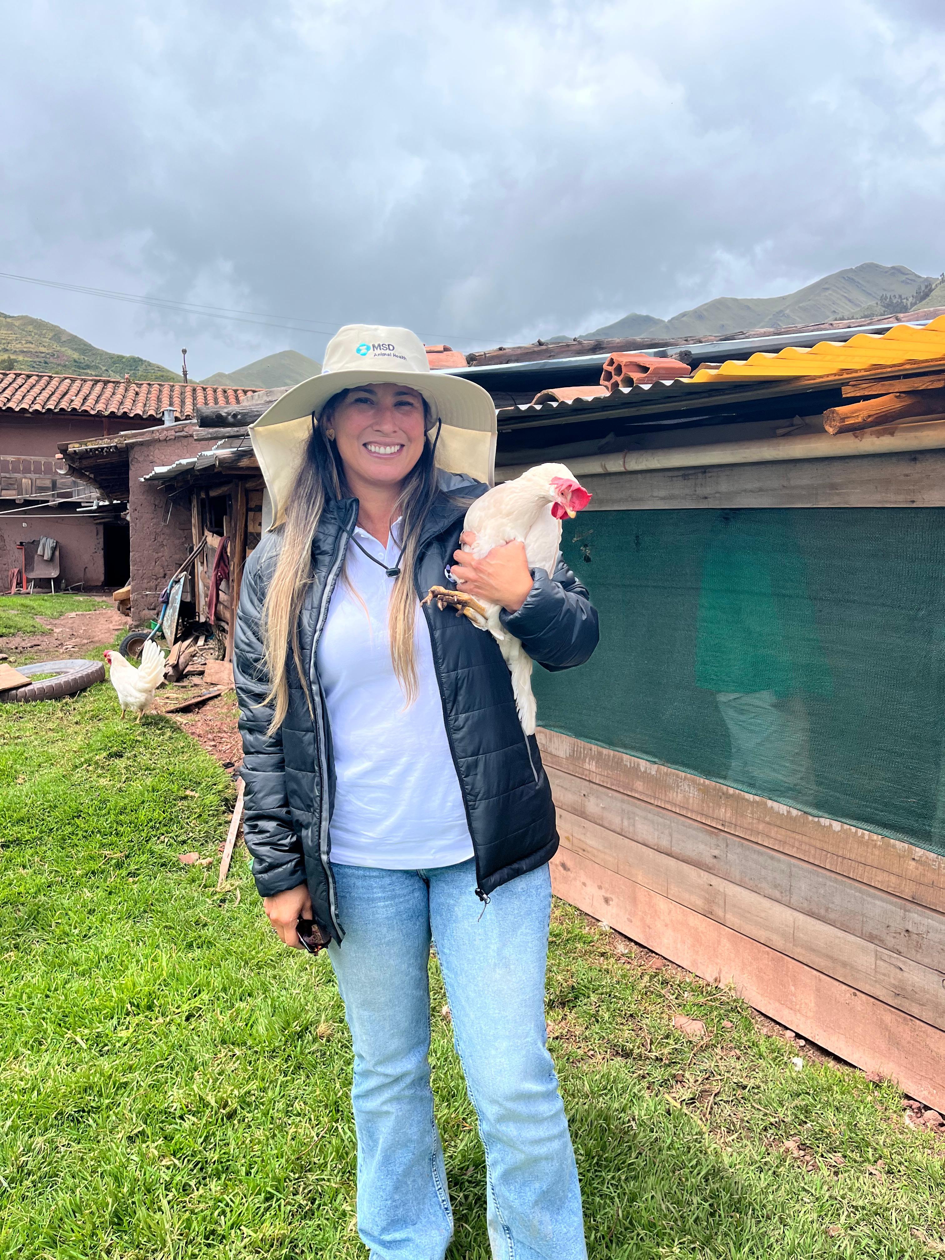 MSD Animal Health impulsa programa de seguridad alimentaria con entrega de gallinas a familias de los Andes