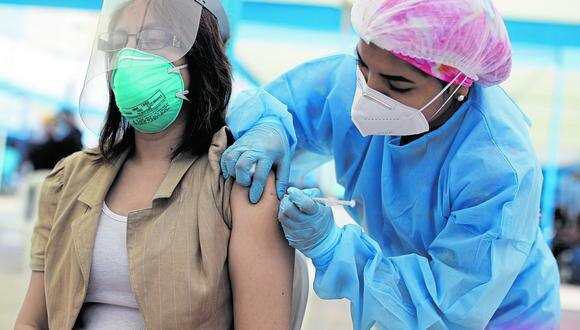 Minsa acordó inmunizar a agremiados de 11 colegios profesionales de la salud: conoce cuáles son