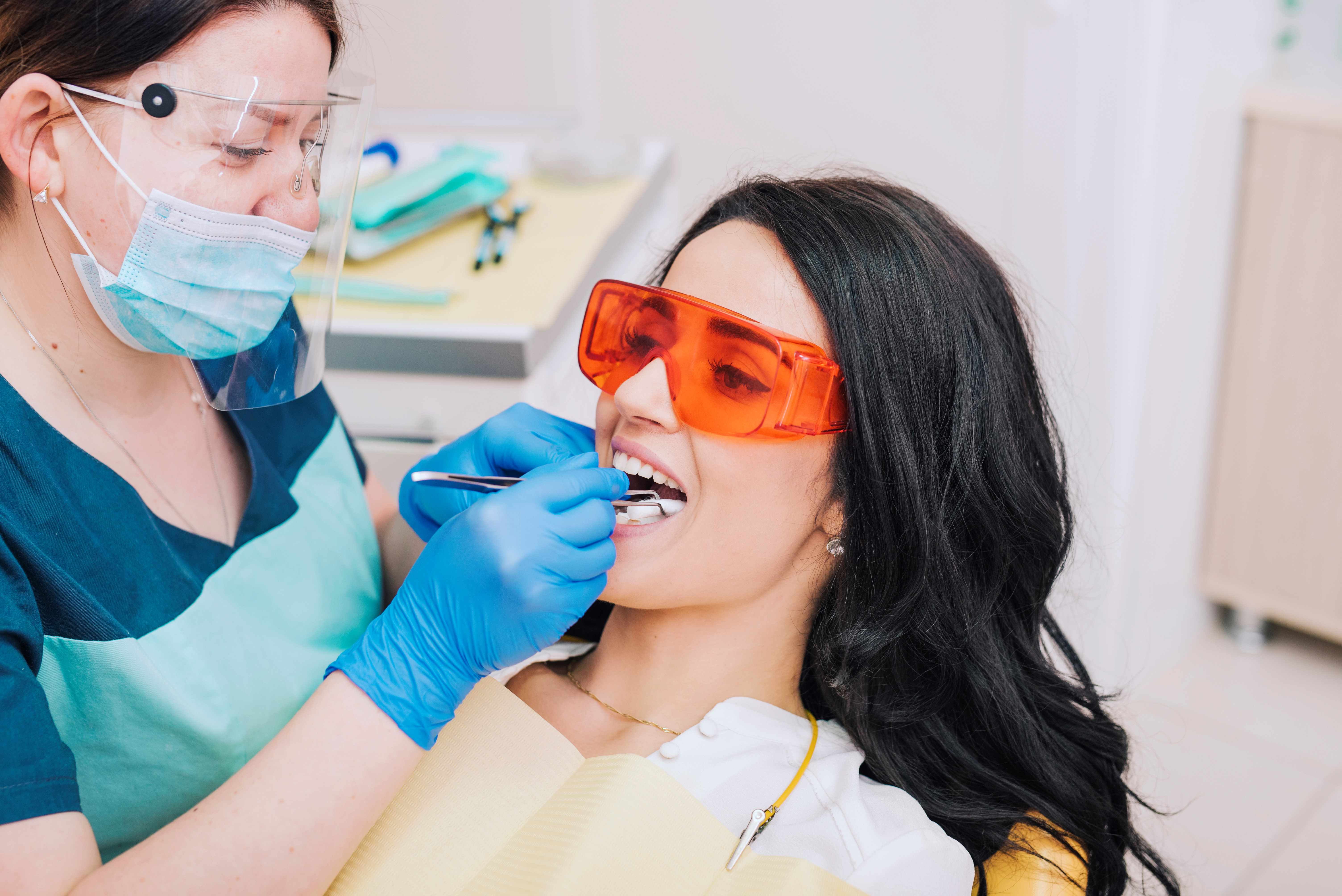 Cinco consejos para realizar un blanqueamiento dental con éxito