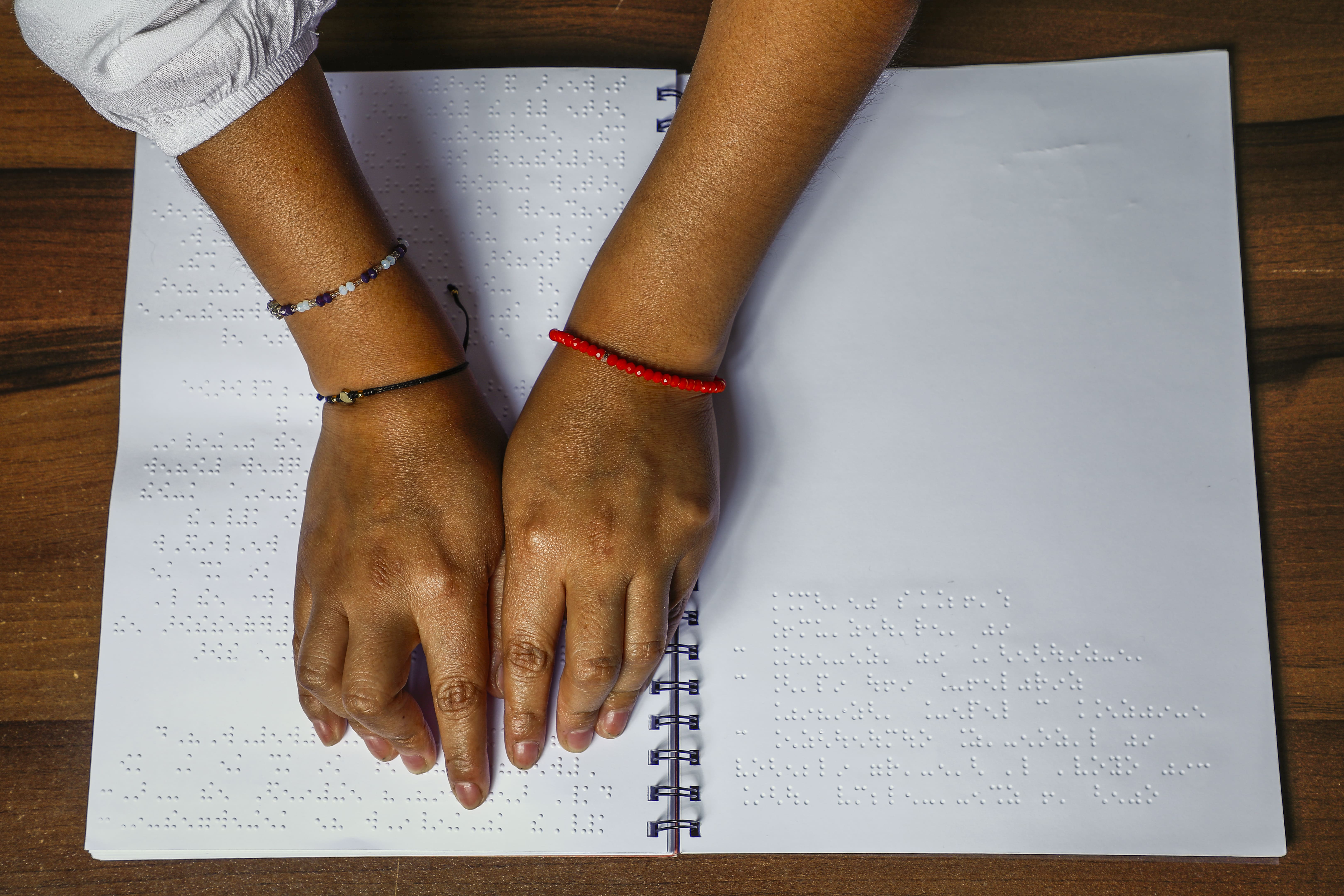 Restaurantes y empresas de turismo deben implementar progresivamente el sistema Braille en sus servicios