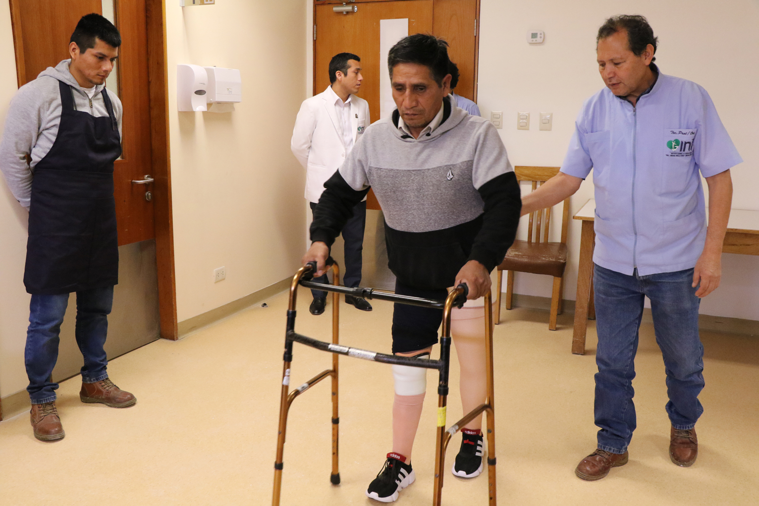 Perdió sus dos piernas en accidente, pero vuelve a caminar gracias al SIS