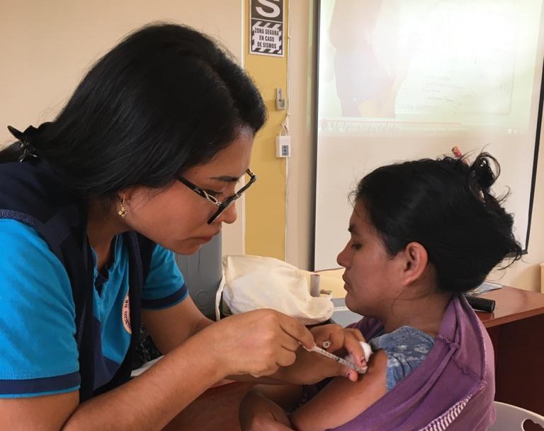 Niños y adultos mayores de caseríos en Huánuco fueron vacunados contra el tétano y hepatitis B en Tambo del MIDIS